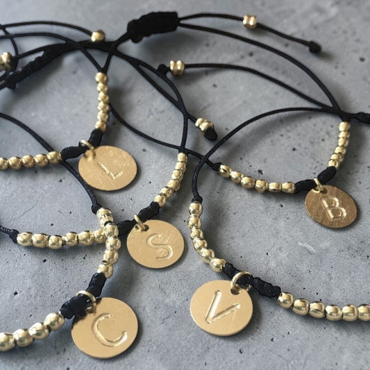 Pulsera hilo letra oro
