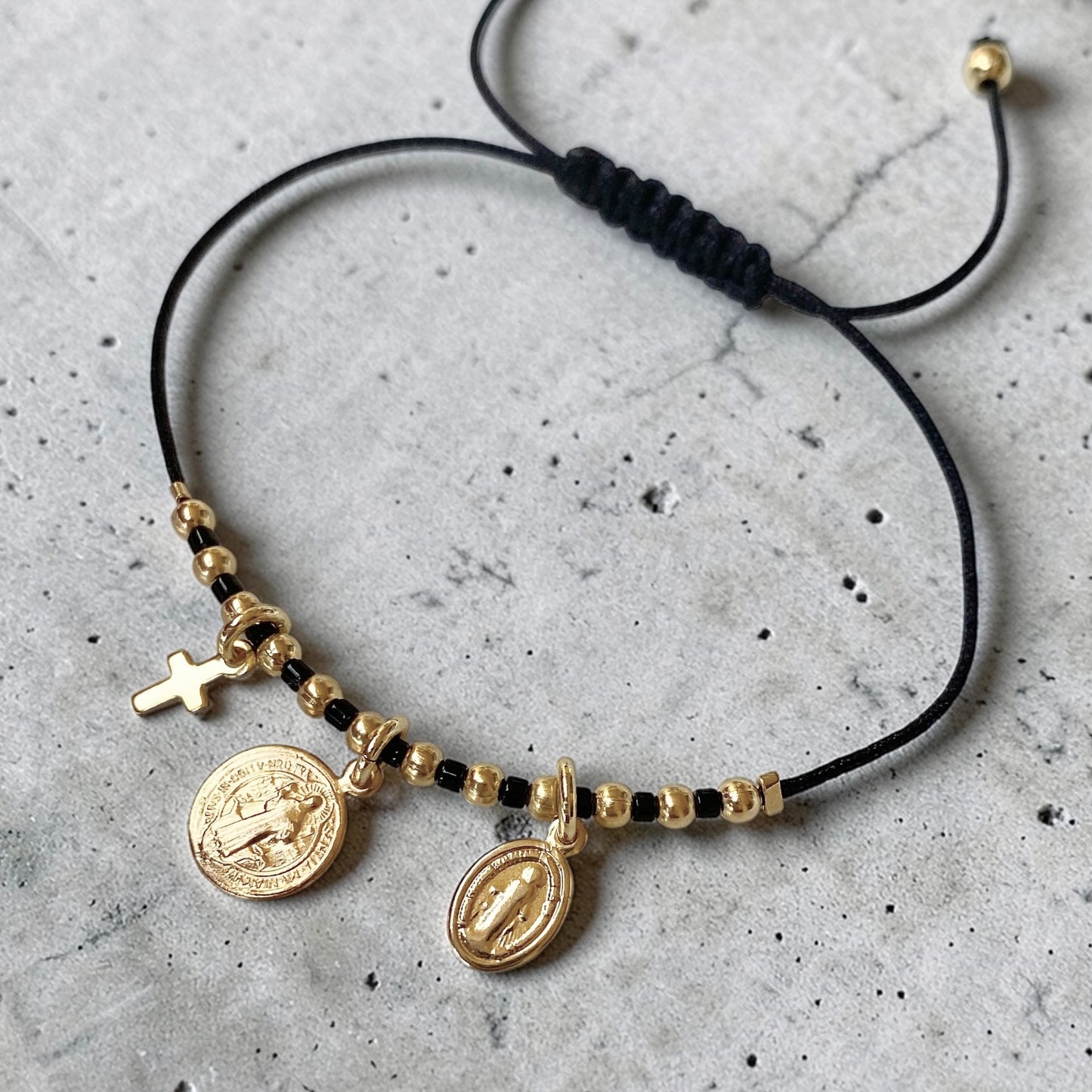 Pulsera hilo negro tres medallas oro