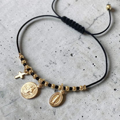 Pulsera hilo negro tres medallas oro