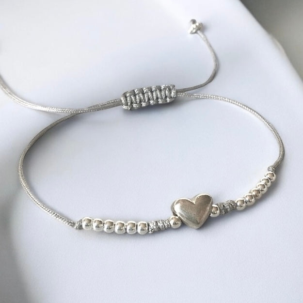 Pulsera hilo gris corazón plata