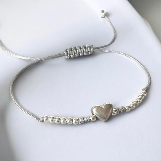 Pulsera hilo gris corazón plata
