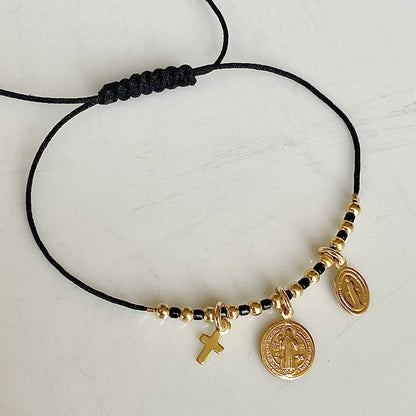 Pulsera hilo negro tres medallas oro