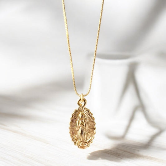 Collar virgen de guadalupe ovalada oro