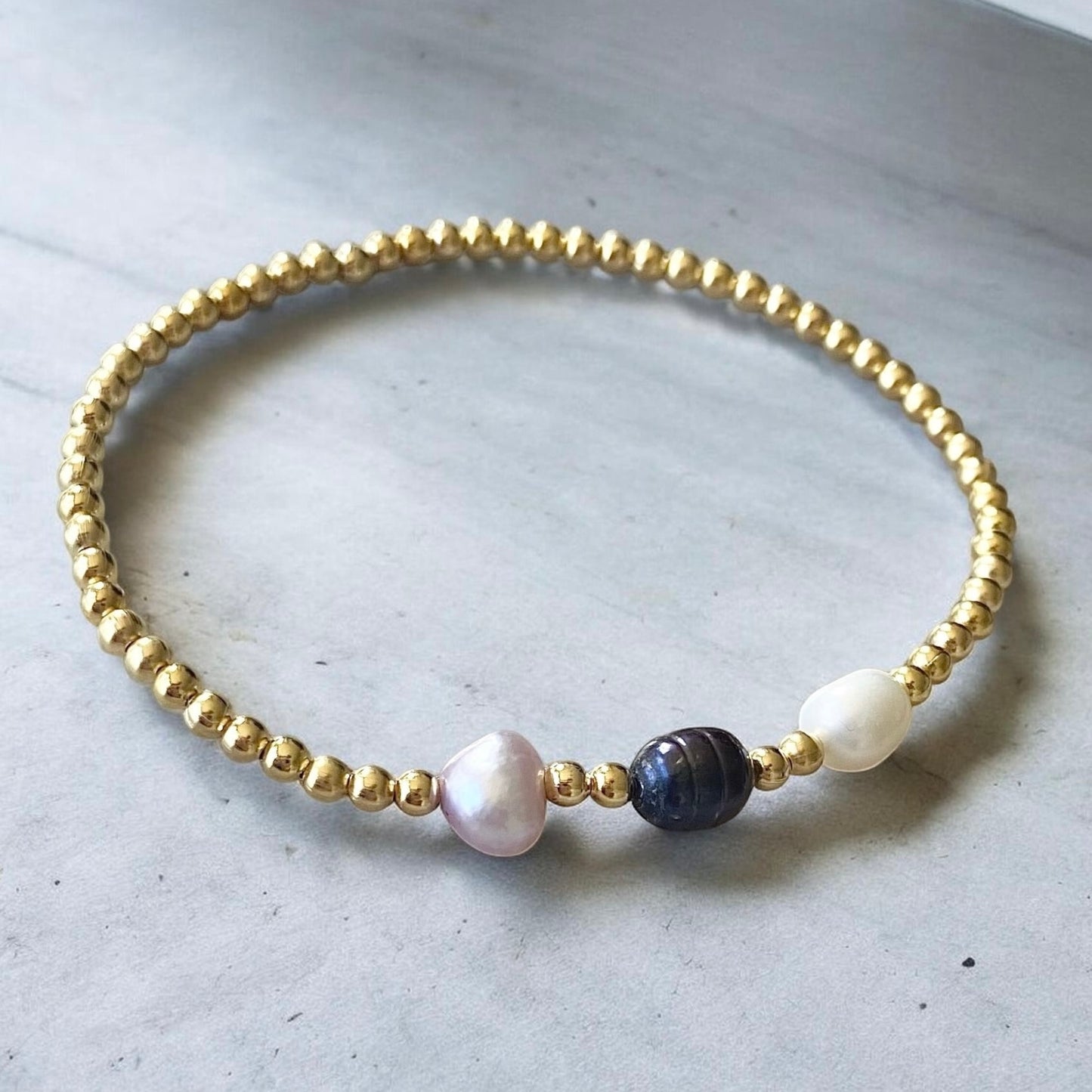 Pulsera tres perlas de río oro