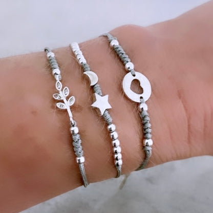 Pulsera hilo gris corazón calado plata