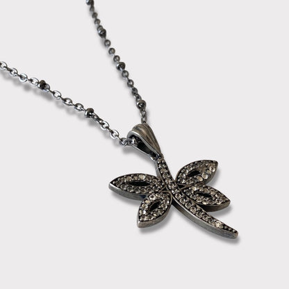 Collar libélula circones plata negra.