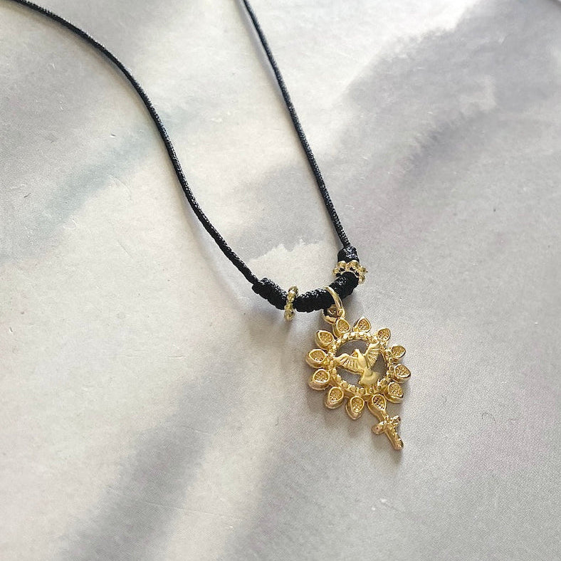 Collar hilo espíritu santo cruz oro