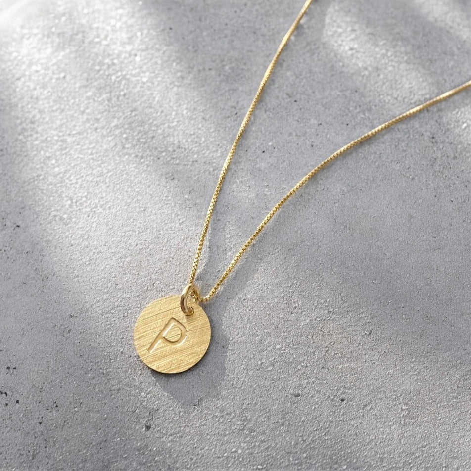 Collar letra oro