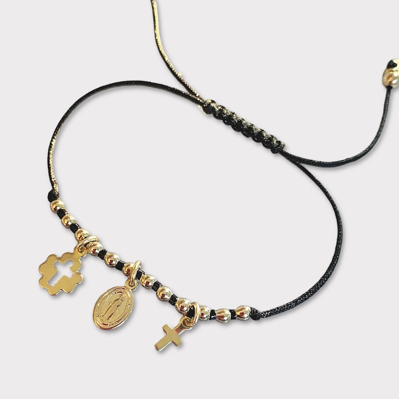 Pulsera hilo negro tres medallas oro