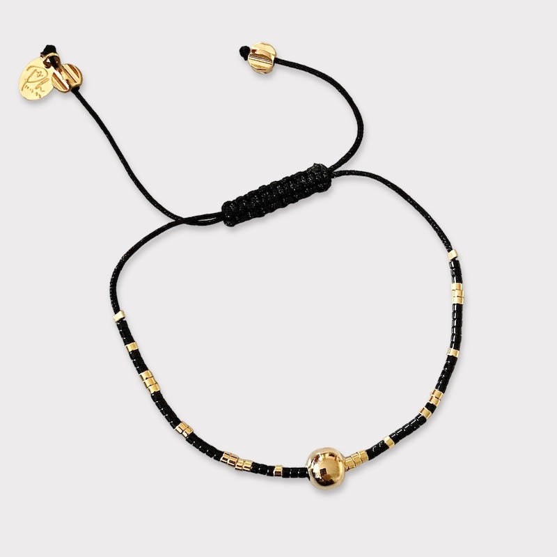 Pulsera hilo negro esfera oro
