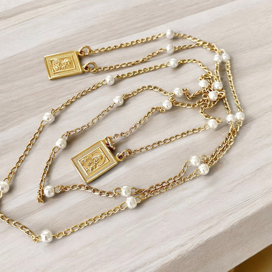 Collar escapulario perla oro