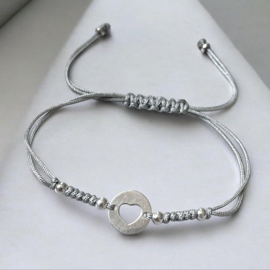 Pulsera hilo gris corazón calado plata