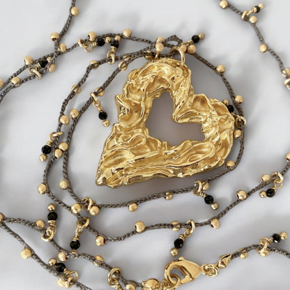 Collar tejido ónix corazón oro
