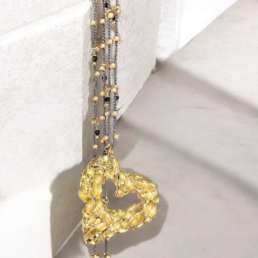 Collar tejido ónix corazón oro