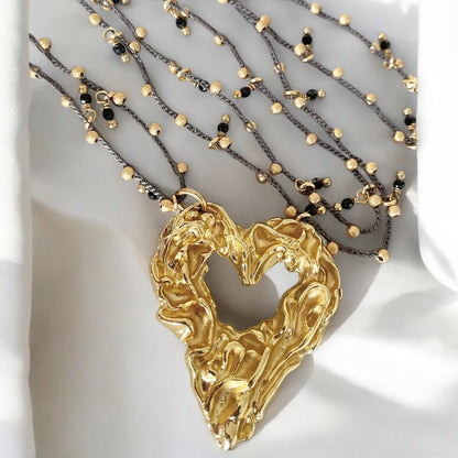 Collar tejido ónix corazón oro
