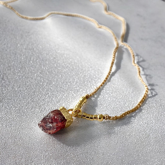 Collar tejido granate oro