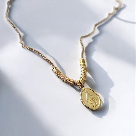 Collar tejido medalla virgen de los rayos oro