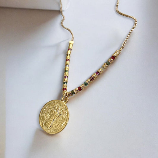 Collar tejido medalla San Benito oro