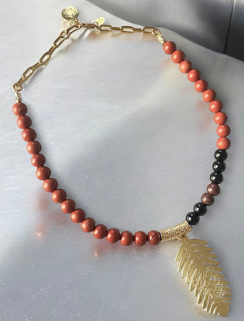 Collar corto tierra oro