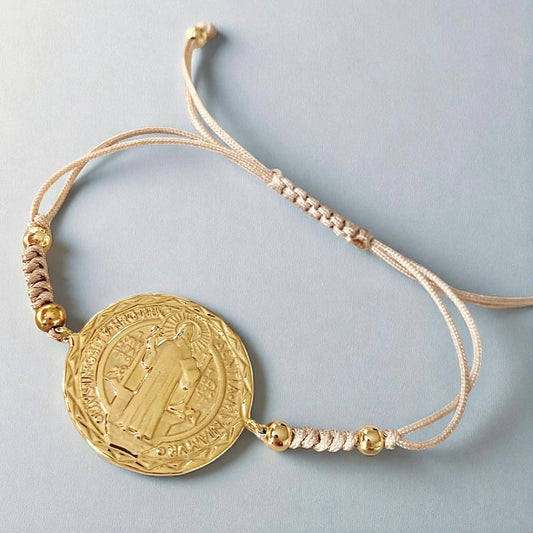 Pulsera hilo gran medalla San Benito oro