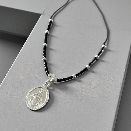 Collar hilo mijuki virgen de los rayos plata