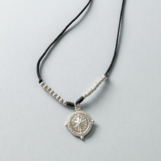 Collar hilo rosa de los vientos plata