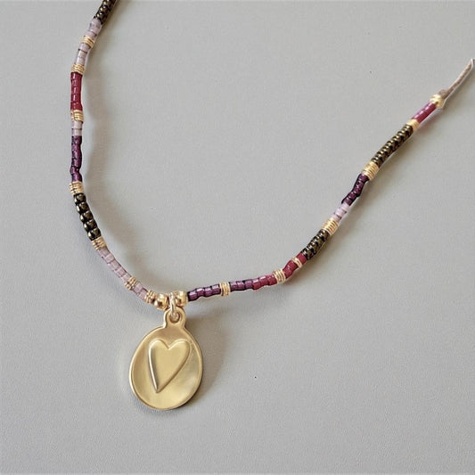 Collar tejido medalla corazón relieve oro