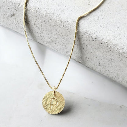 Collar letra oro