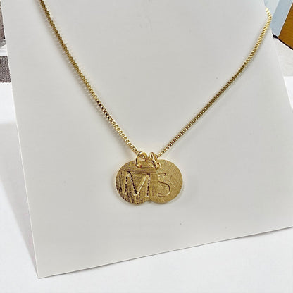 Collar letra oro