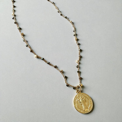 Collar tejido medalla San Benito oro
