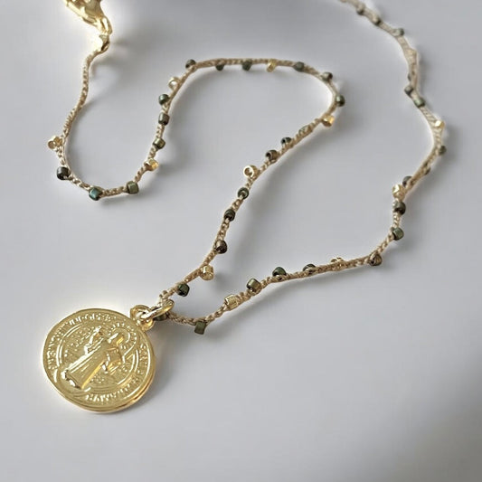 Collar tejido medalla San Benito oro