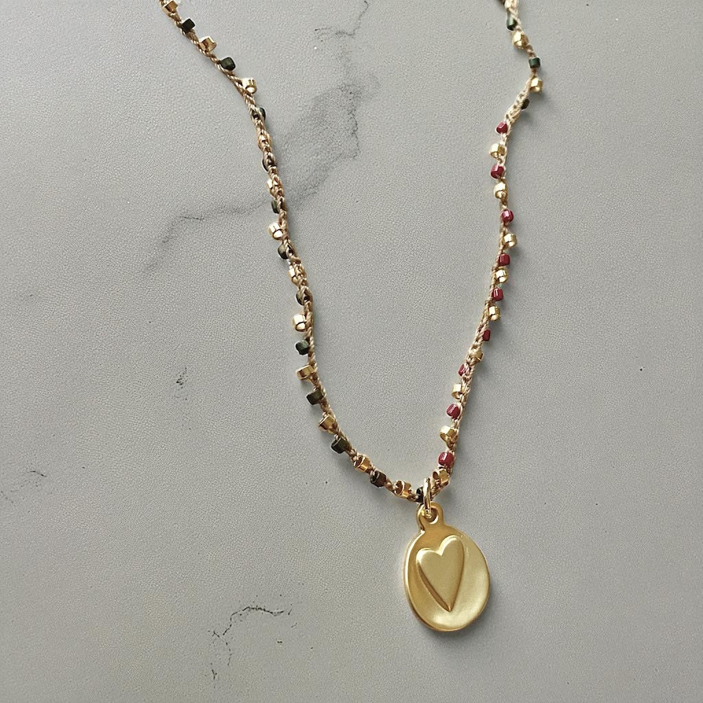 Collar tejido medalla corazón relieve oro