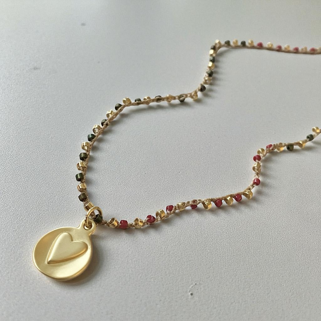 Collar tejido medalla corazón relieve oro