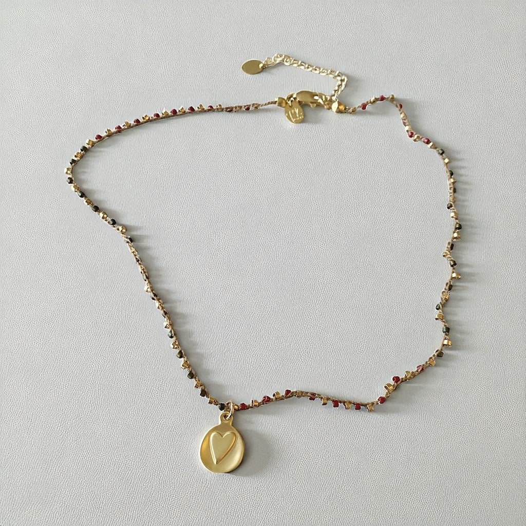 Collar tejido medalla corazón relieve oro