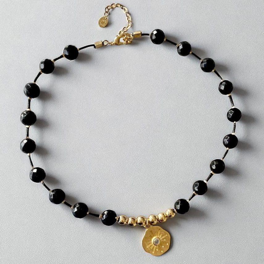Collar negro medallón oro