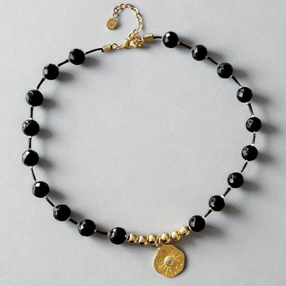 Collar negro medallón oro