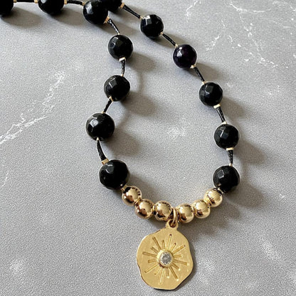 Collar negro medallón oro