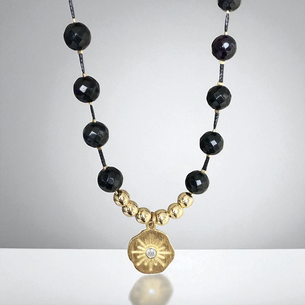 Collar negro medallón oro