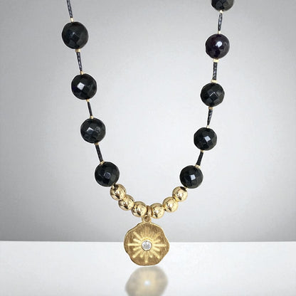 Collar negro medallón oro