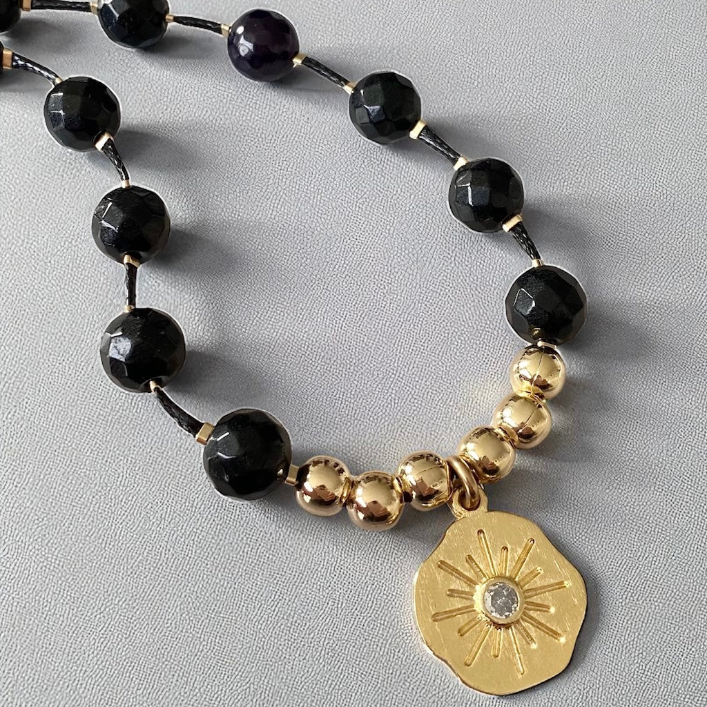 Collar negro medallón oro