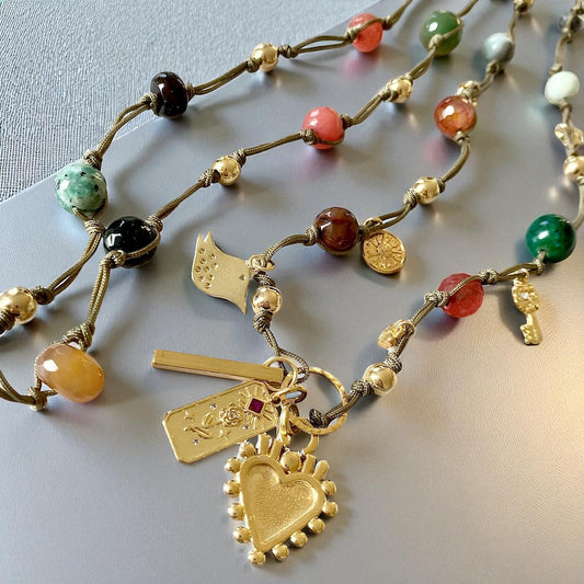 Collar anudado piedras oro