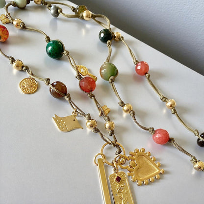 Collar anudado piedras oro