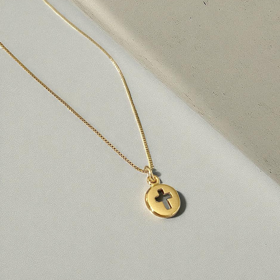 Collar mini medalla cruz calada oro