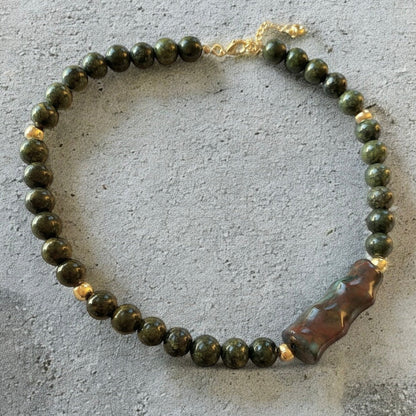 Collar verde oro