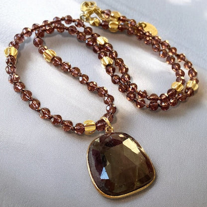 Collar zafiro cristales vino oro