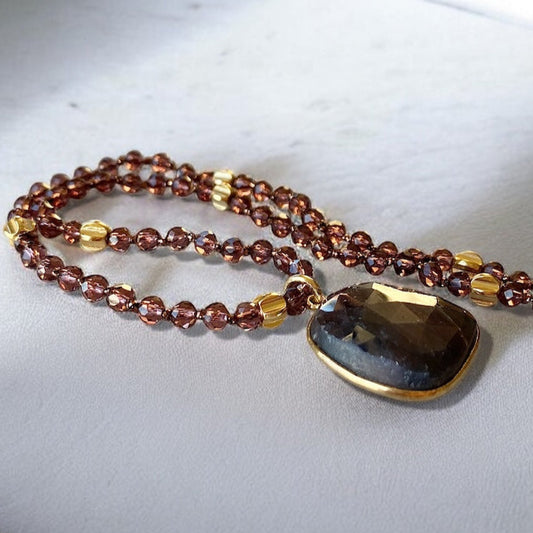Collar zafiro cristales vino oro