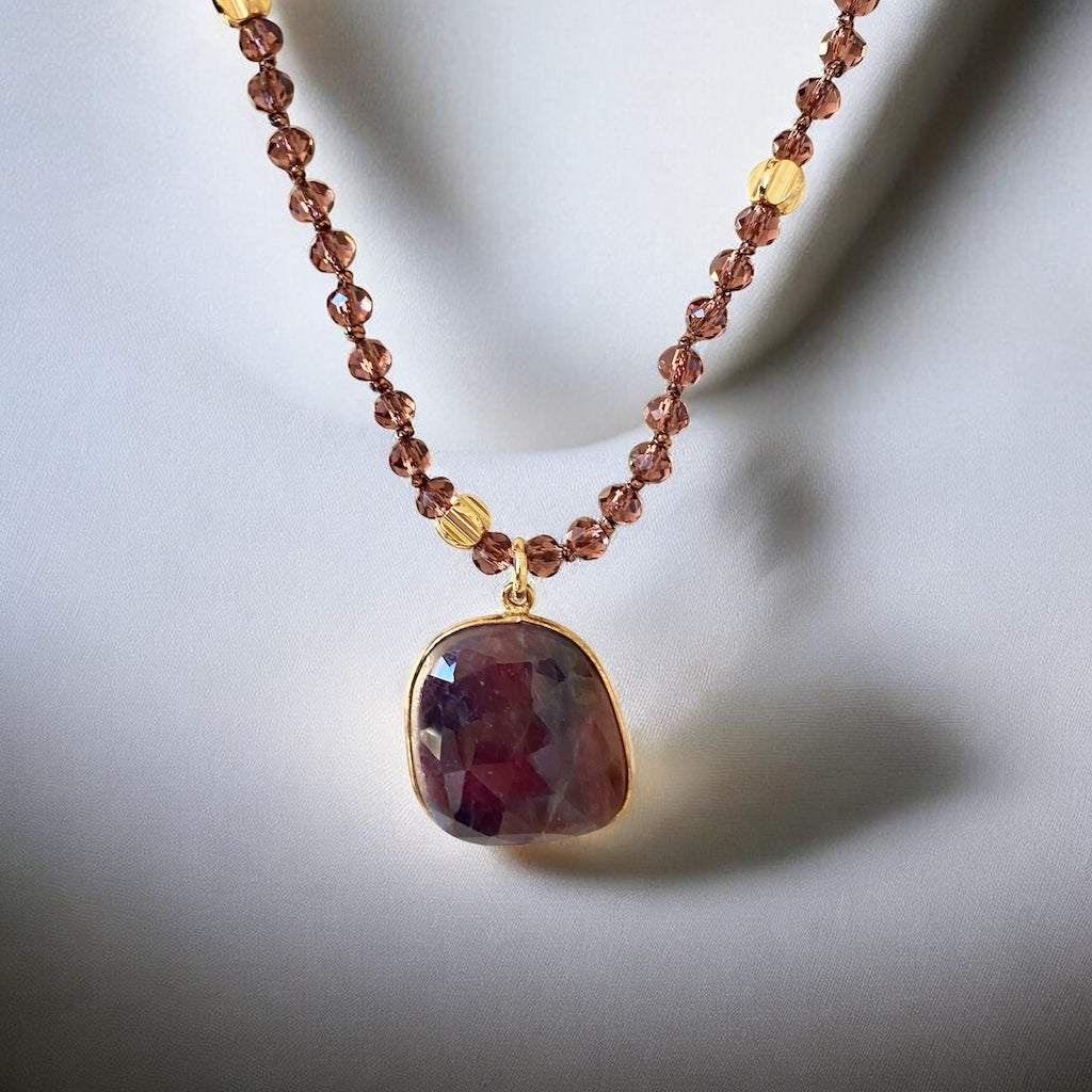 Collar zafiro cristales vino oro