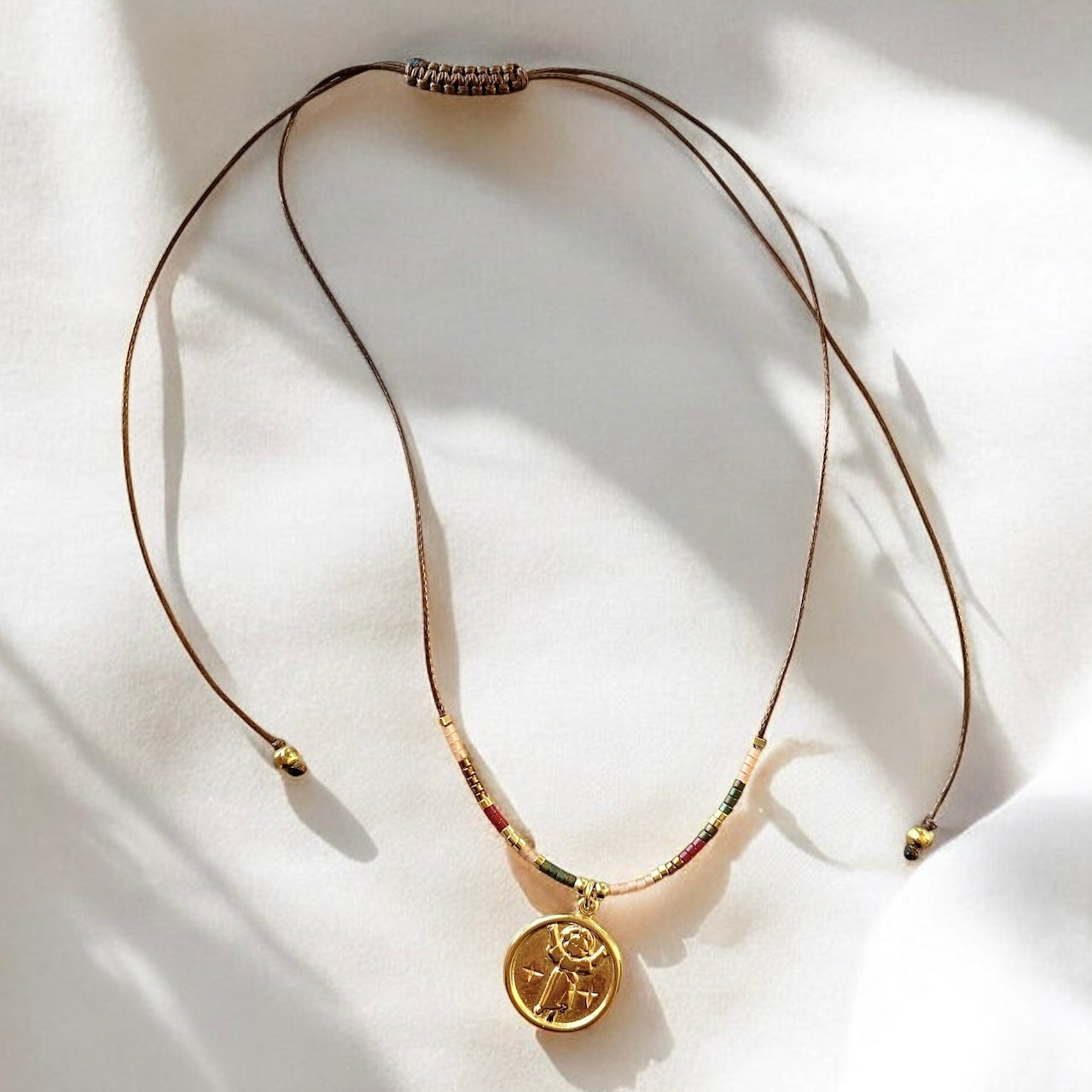 Collar hilo medalla angelito relieve oro