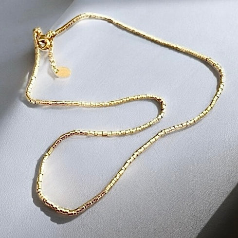 Collar corto mostacillas oro