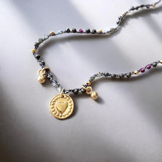 Collar tejido piedras medalla corazón oro